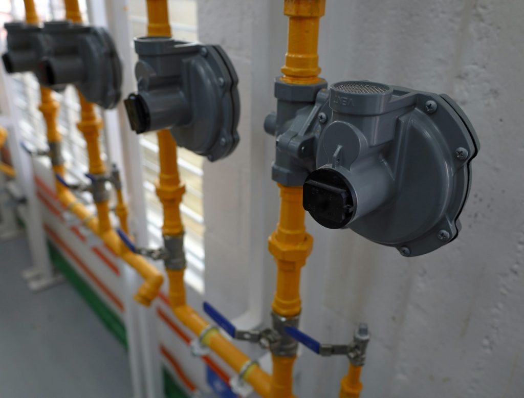 un grupo de tuberías conectadas a una pared